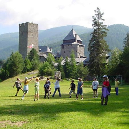 Хостел Burg Finstergrun Ramingstein Екстер'єр фото