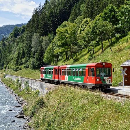 Хостел Burg Finstergrun Ramingstein Екстер'єр фото