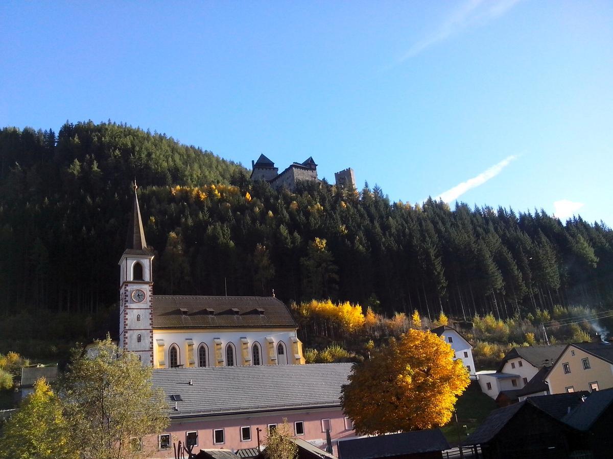 Хостел Burg Finstergrun Ramingstein Екстер'єр фото