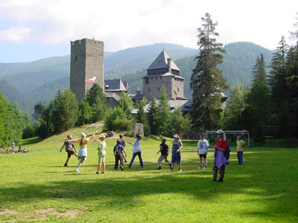 Хостел Burg Finstergrun Ramingstein Екстер'єр фото