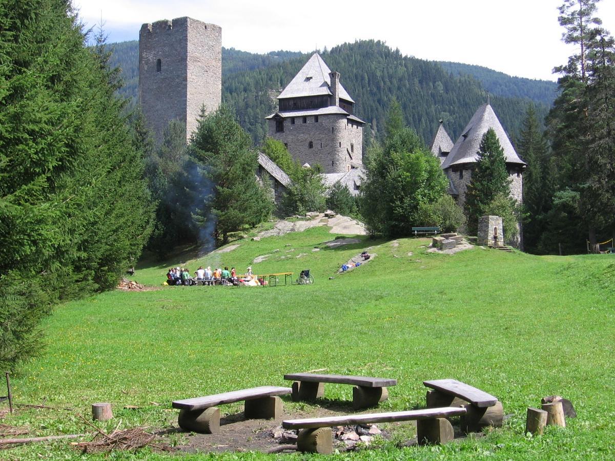 Хостел Burg Finstergrun Ramingstein Екстер'єр фото